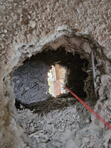 První proražení do stávající budovy