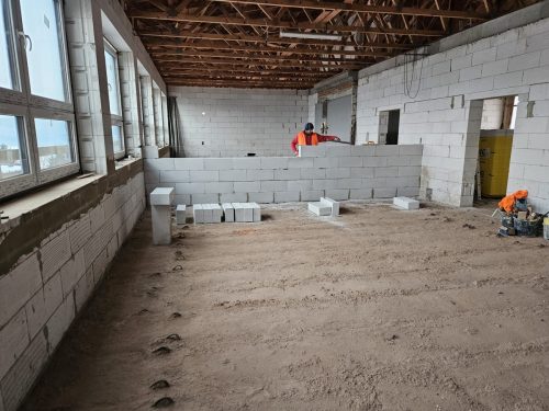 Stavba zdi mezi třídami