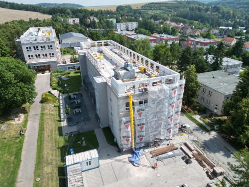 Dva měsíce práce a obvodové stěny stojí